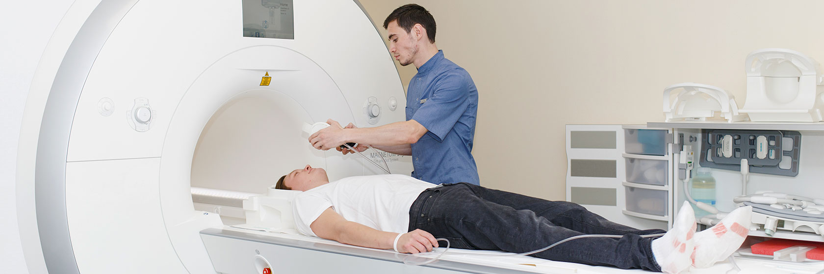 MIBS technician is conducting an MRI examination of a patient with the high-field Skyra3T scanner